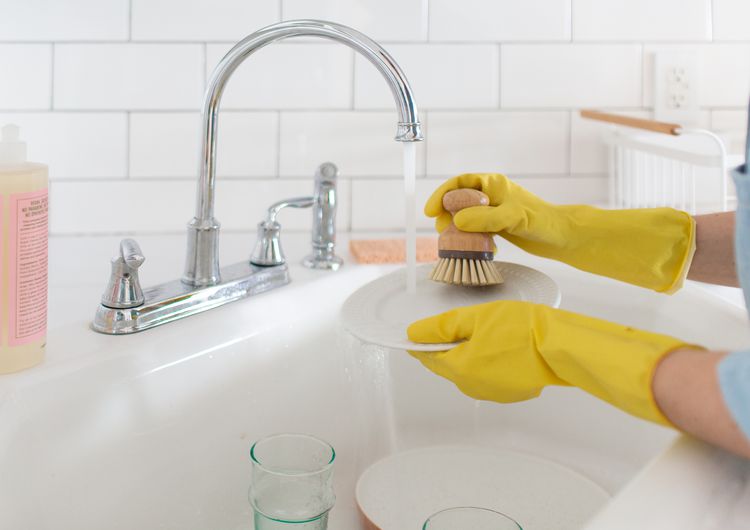 individual cleaning dishes