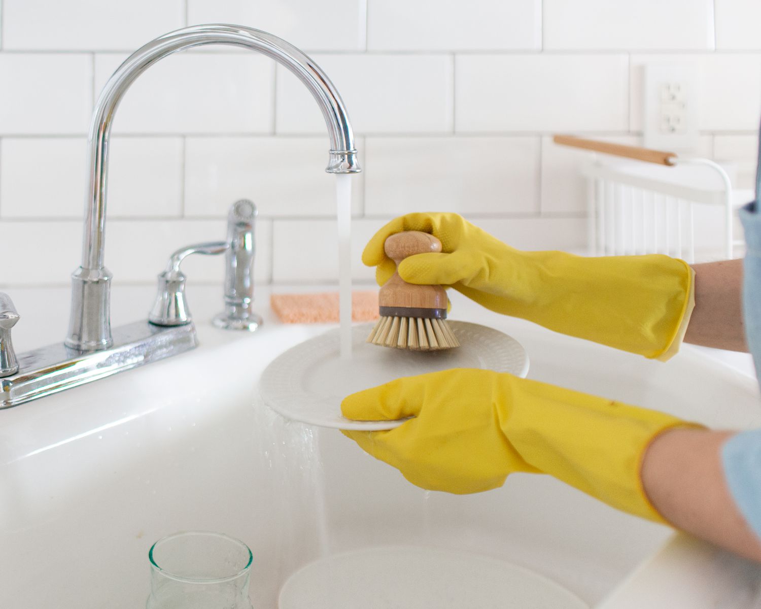 individual cleaning dishes