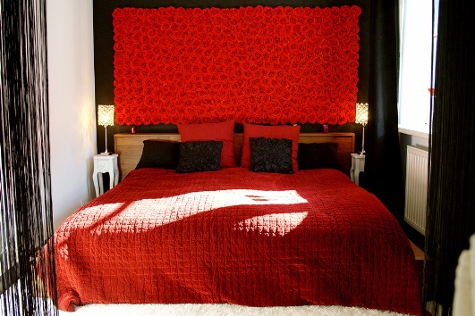 Современная спальня: черный и красный
