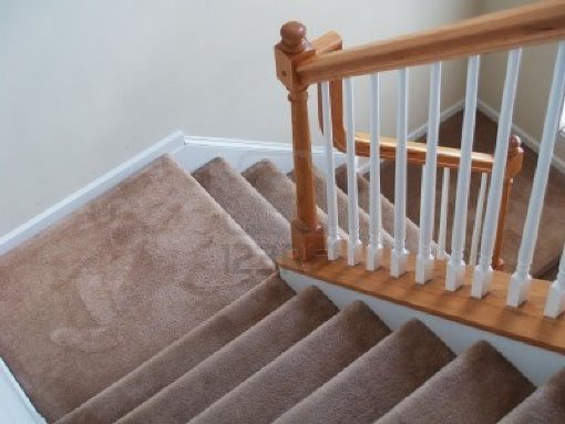 Ковровое покрытие на лестнице: плюсы и минусы
