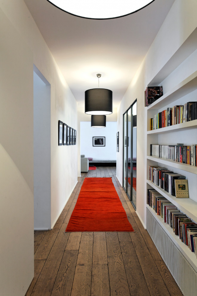 Читальная зона в узком коридоре небольшой квартиры
